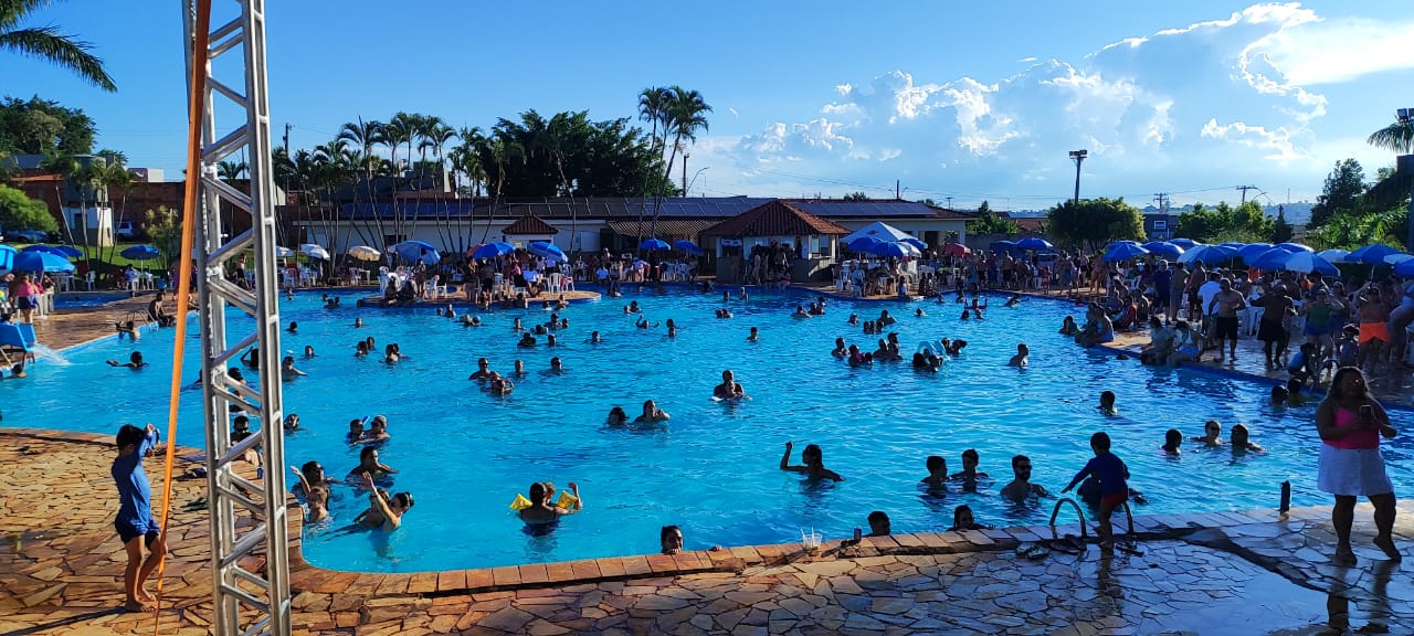 Carnaval do Clube Recreativo São Manuel começa com sucesso e reúne grande público na piscina