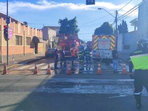 Princípio de incêndio mobiliza equipes de emergência em concessionária de Botucatu nesta quarta-feira