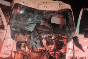 Colisão entre caminhões deixa vítima grave na Marechal Rondon