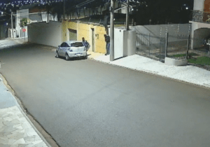 Câmeras registram invasão durante a madrugada; trio armado faz duas mulheres reféns em São Manuel