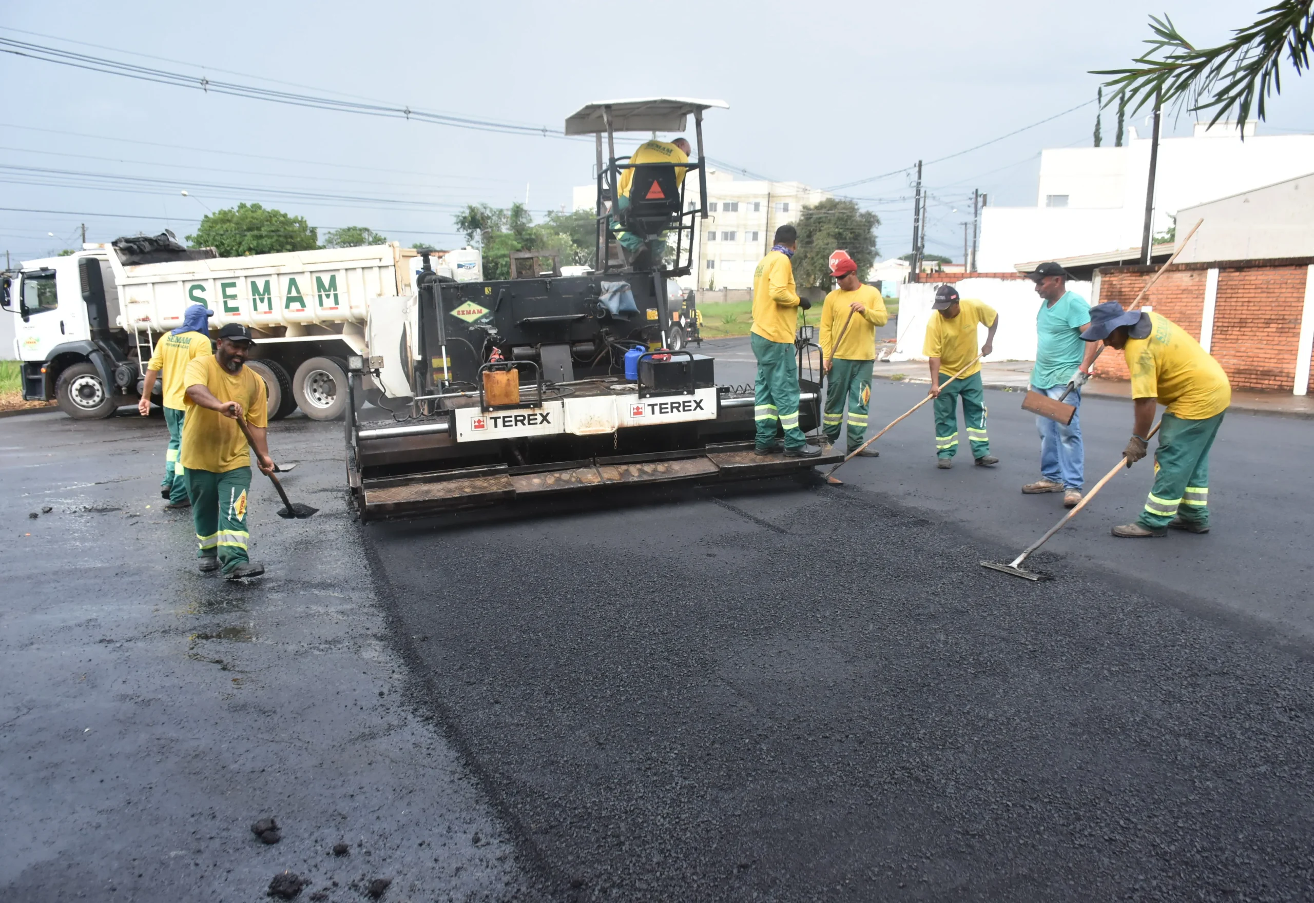 Botucatu segue com o recapeamento de asfalto em diversas vias da cidade