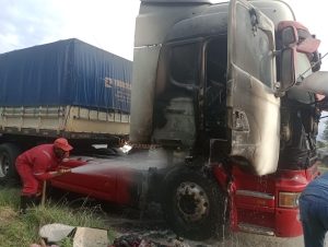 Defesa Civil de São Manuel controla incêndio em caminhão na Rodovia Marechal Rondon