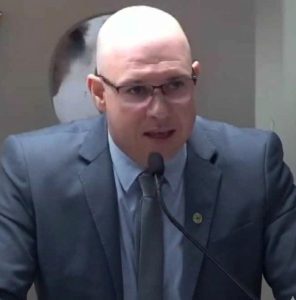 Por 7 votos a 6, vereadores de Avaré arquivam processo de cassação contra Samuel Paes