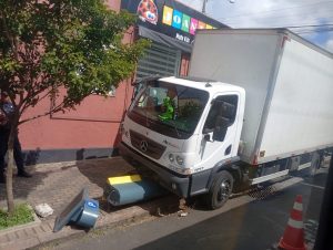 Caminhão perde freio e destrói parquímetro em Botucatu