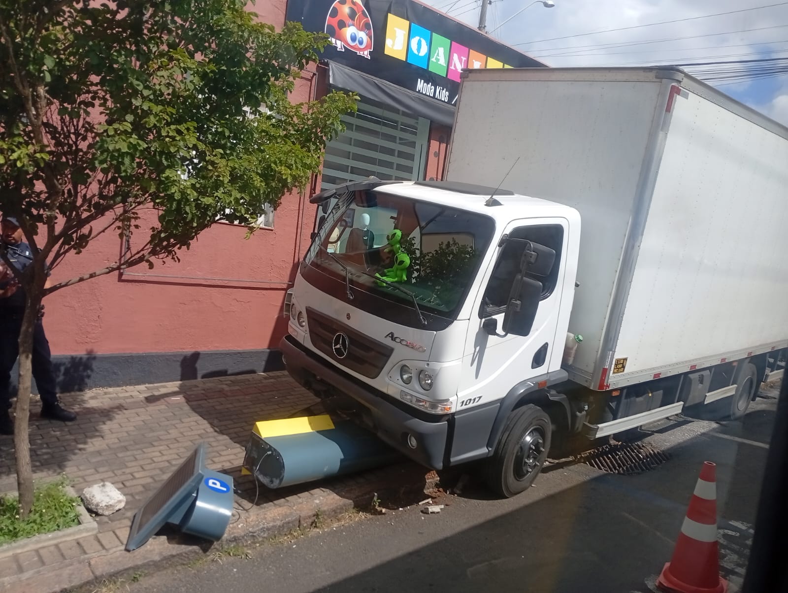 Caminhão perde freio e destrói parquímetro em Botucatu