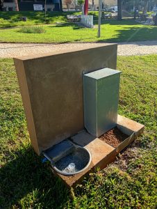 Praça Dr. Pereira de Rezende ganha pontos de comedouro e bebedouro para cães e gatos em São Manuel