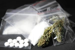 Jovem é presa com drogas ao tentar entrar em presídio