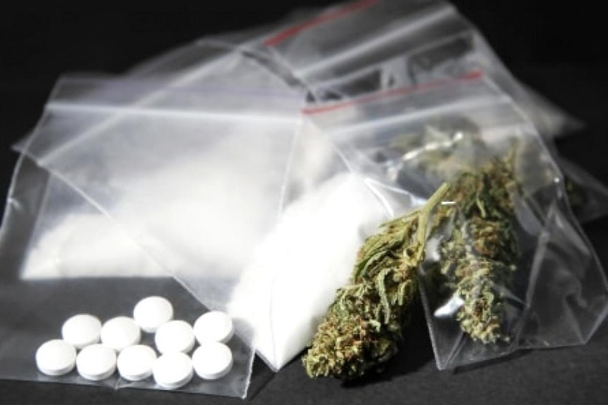 Jovem é presa com drogas ao tentar entrar em presídio