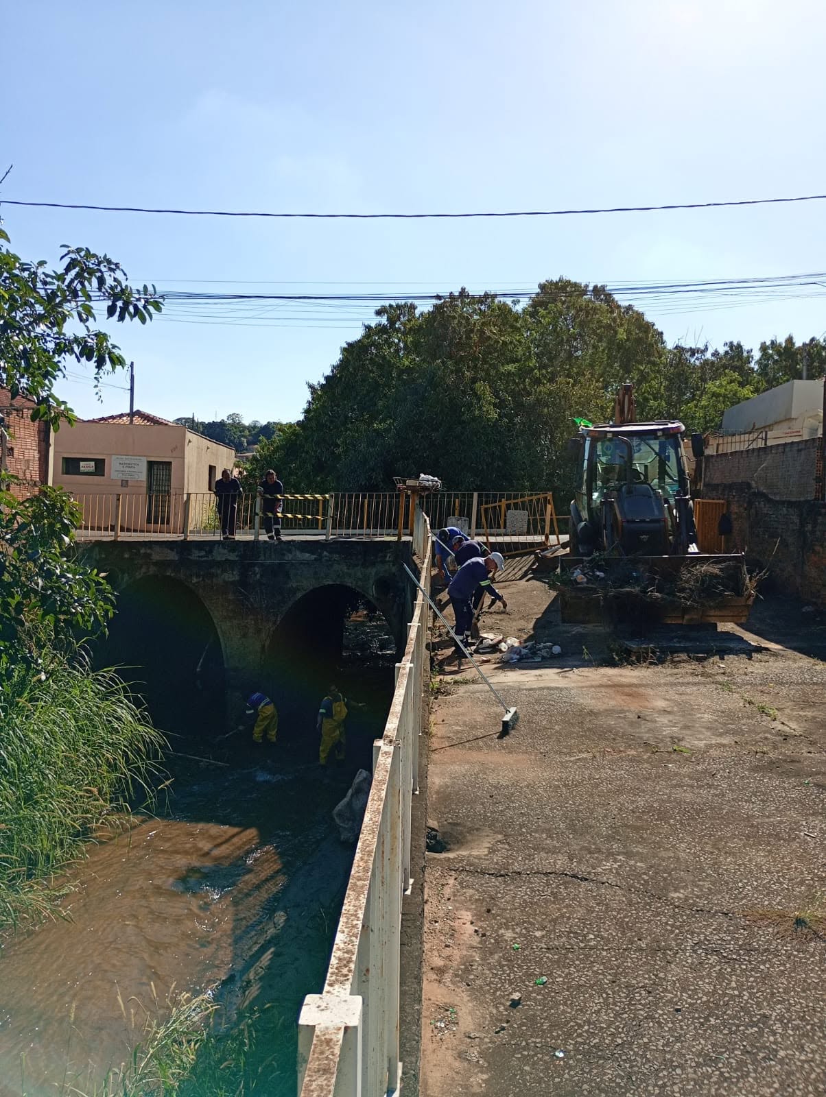 Limpeza em ponte da Rua Gomes de Faria reforça manutenção dos espaços públicos em São Manuel