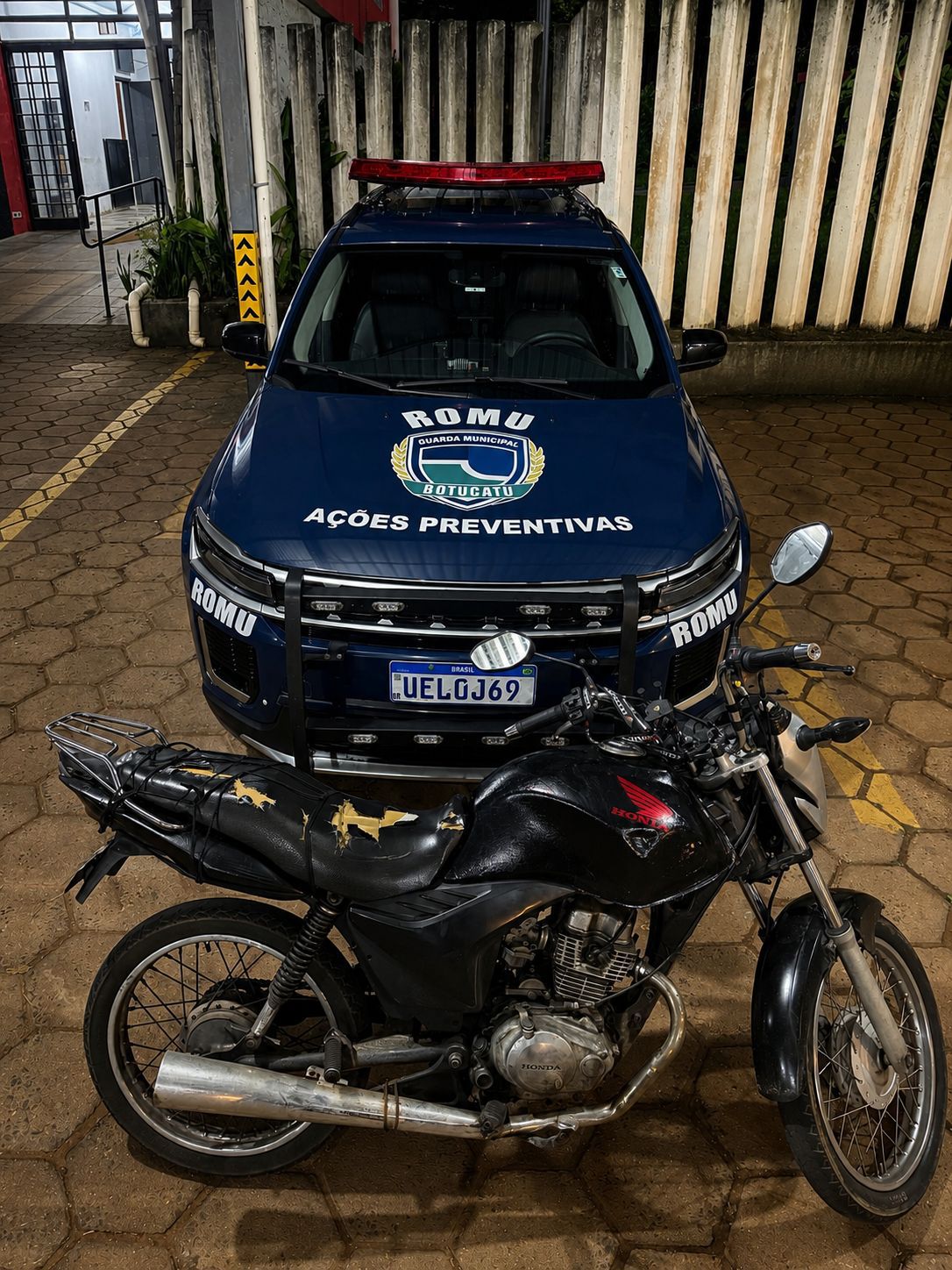 ROMU apreende motocicleta com sinais identificadores adulterados em Rubião Júnior