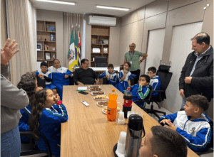 ALUNOS DA EMEF MILTON MONTI APRESENTAM DEMANDAS AO PREFEITO EM VISITA AO GABINETE