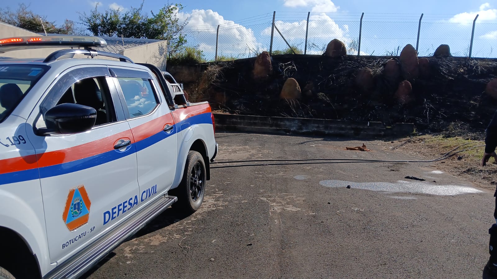 Defesa Civil atende três incêndios em vegetação em Botucatu e GCM é acionada após suspeita de ação criminosa