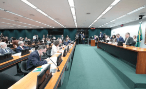CCJ da Câmara aprova PEC que reduz maioridade penal de 18 para 16 anos