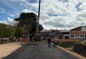 Içamento de nova passarela marca avanço das obras de revitalização no entorno da Rodoviária