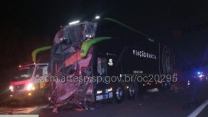 Acidente entre ônibus e carreta deixa dois mortos e mobiliza resgate aéreo na Rodovia Castello Branco