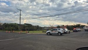 Cabo de energia de alta tensão cai sobre veículo em Botucatu; ocupantes são retirados em segurança