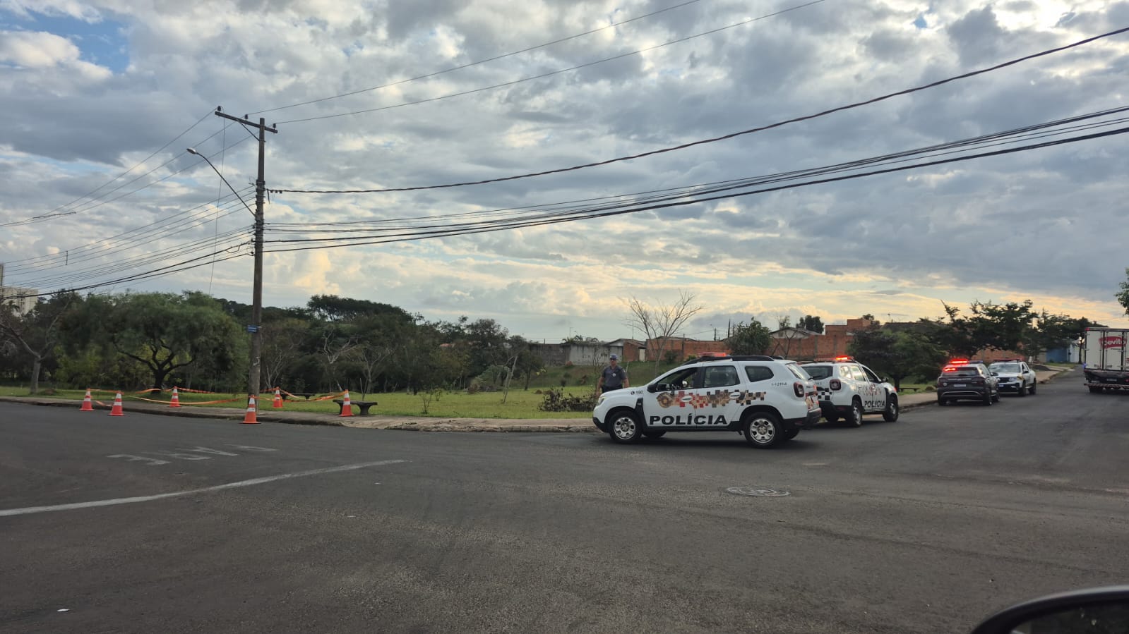 Cabo de energia de alta tensão cai sobre veículo em Botucatu; ocupantes são retirados em segurança