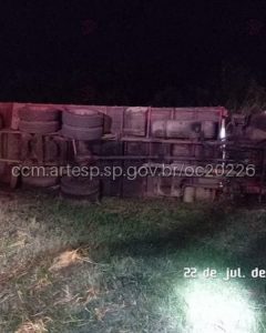 Motorista morre após tombamento de carreta na Rodovia Castello Branco