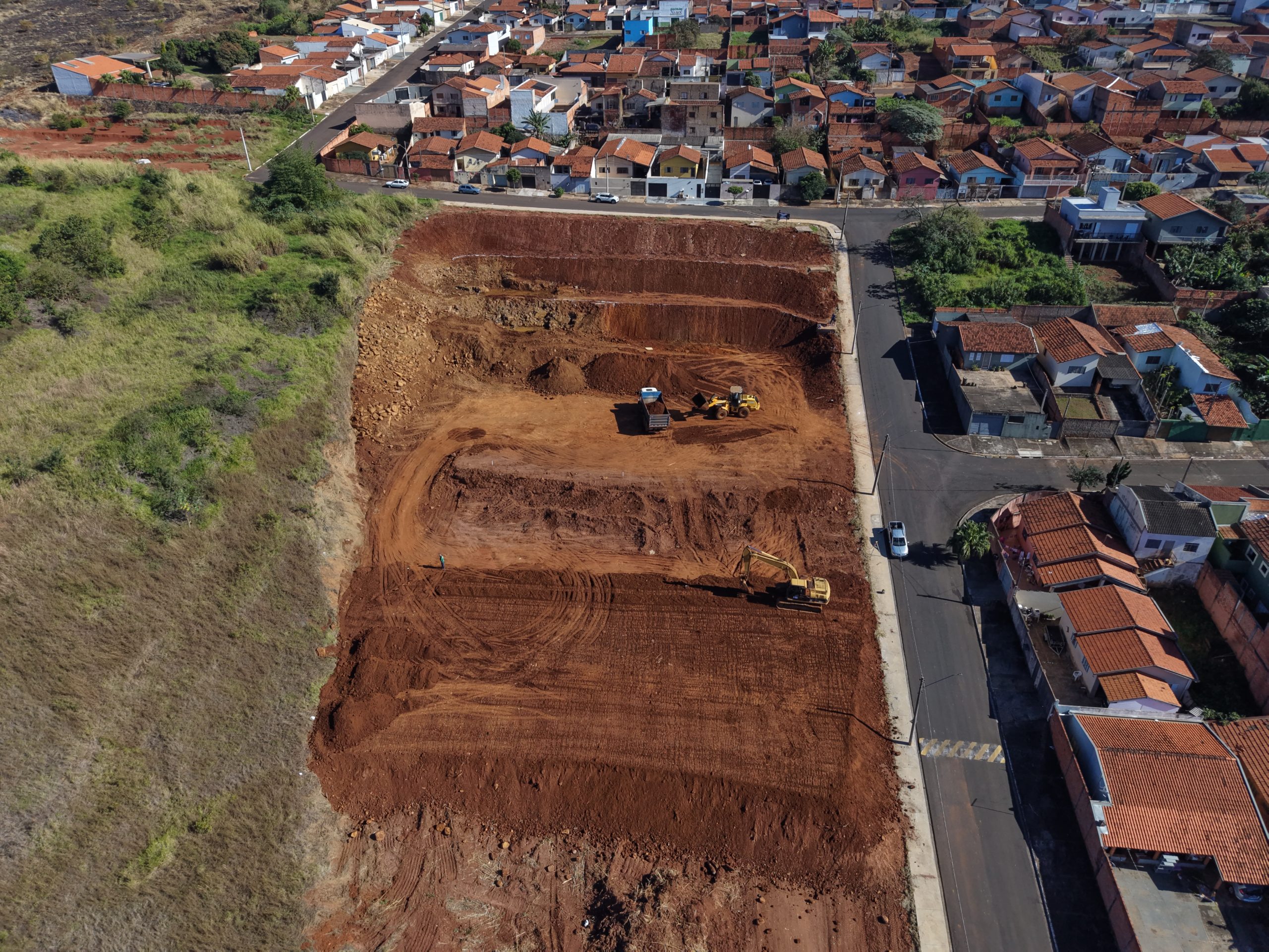 Bairro Conquista recebe obras para implantação de praça, parquinho e campo society em São Manuel