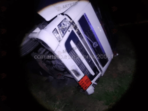 Carreta com carga inflamável tomba na SP-300, em São Manuel
