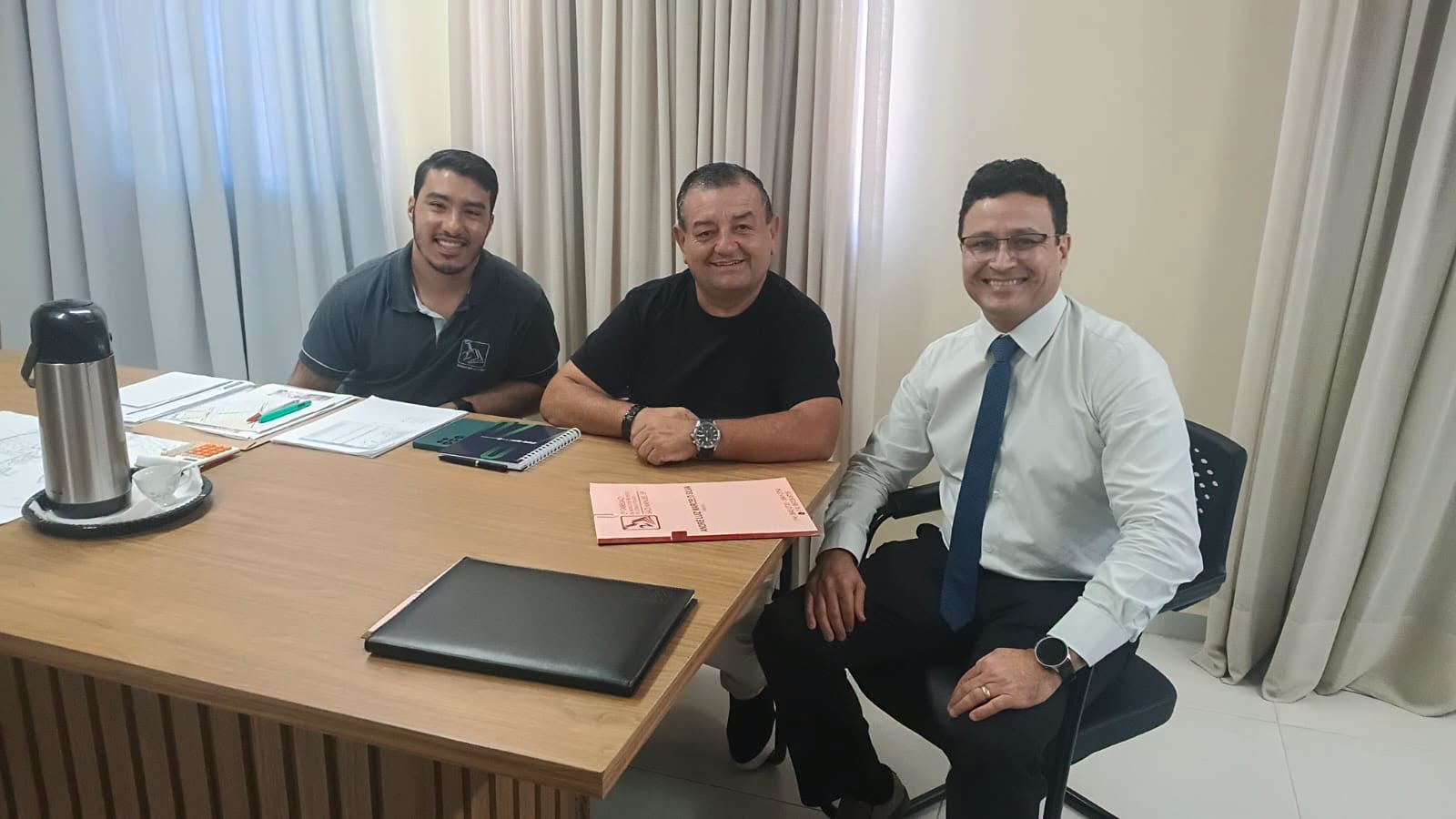 Prefeito formaliza assinatura de duas escrituras que garantem avanços para o desenvolvimento de São Manuel