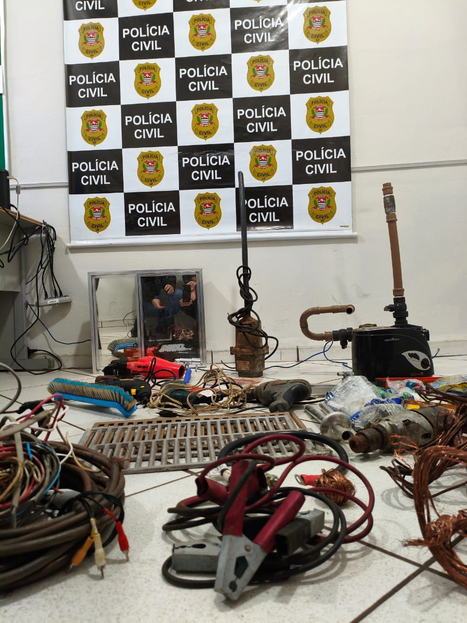 Polícia Civil apreende materiais de procedência suspeita durante investigação sobre furtos em obras em São Manuel