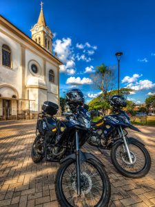 Mulher é presa após perseguição, colisões e direção perigosa no Centro de Botucatu