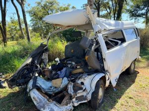 Três trabalhadores morrem em grave acidente entre Kombi e caminhão na SP-255