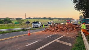 Acidente na SP-255 provoca congestionamento e contribui para segundo engavetamento na Marechal Rondon, em São Manuel