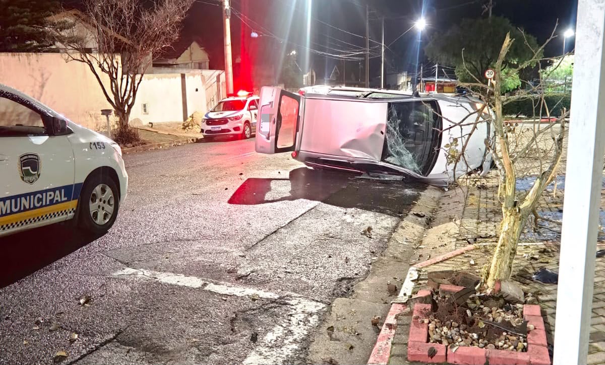 Homem capota carro e é preso pela GCM por embriaguez ao volante em Botucatu