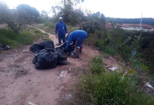 Prefeitura realiza limpeza em área da Avenida Bento Lopes e reforça combate ao descarte irregular de resíduos em Rubião Jr.