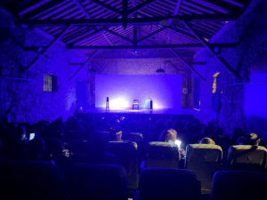 ESPETÁCULO “RELATOS DE VIAGEM” ENCANTA O PÚBLICO E LOTA O TEATRO DE PEDRA EM SÃO MANUEL