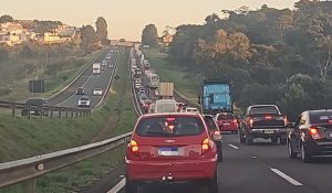 Acidente entre moto e carro causa lentidão na Marechal Rondon em Botucatu