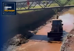 Obras que Protegem: Prefeitura realiza limpeza preventiva no Rio Água Fria, na região da Rodoviária