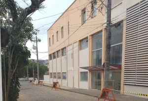 Mercadão recebe pintura externa e Prefeitura pede respeito à interdição temporária