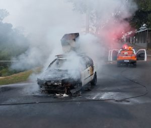 Carro pega fogo perto da Rodoviária de Botucatu