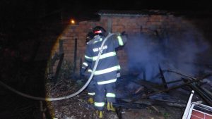 Casa fica destruída após incêndio durante a noite em Rubião Júnior, em Botucatu
