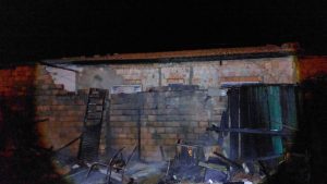 Casa fica destruída após incêndio durante a noite em Rubião Júnior, em Botucatu