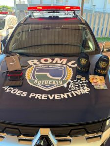 ROMU e ROMO prendem casal suspeito de tráfico de drogas no Altos da Serra, em Botucatu
