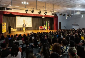 Auditório lotado marca primeira noite da 4ª Jornada Municipal da Educação Infantil