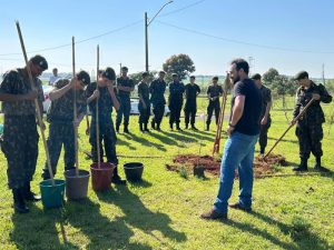 PARQUE LINEAR RECEBE PLANTIO DE ESPÉCIES NATIVAS EM AÇÃO DA PREFEITURA COM O TIRO DE GUERRA.