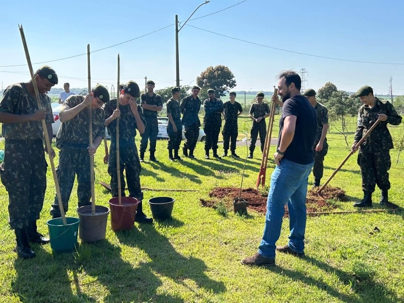 PARQUE LINEAR RECEBE PLANTIO DE ESPÉCIES NATIVAS EM AÇÃO DA PREFEITURA COM O TIRO DE GUERRA.