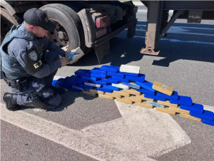 Fiscalização encontra 50 tijolos de cocaína e pneus sem nota em carreta na Castello Branco