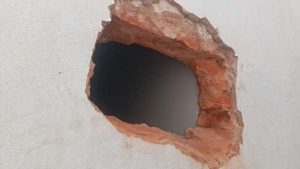Criminosos fazem buraco em parede e furtam joias e relógios de loja em São Manuel