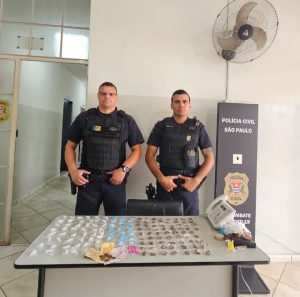 GCM apreende drogas e prende mulher suspeita de tráfico no Jardim Santa Mônica, em São Manuel