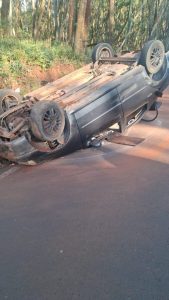 Motorista sem habilitação capota carro em estrada vicinal do Lageado em Botucatu