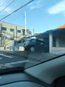 Carro perde o controle e atinge casa na Rua Curuzu, em Botucatu