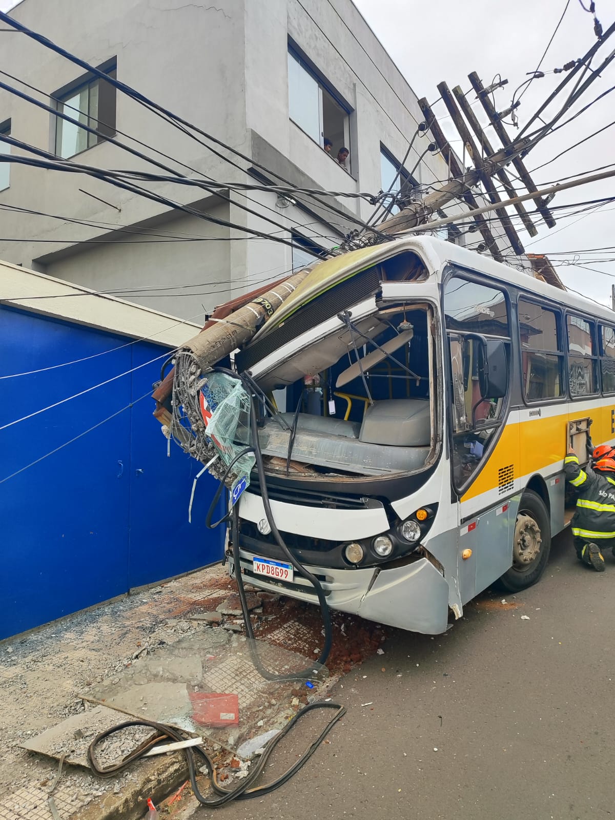Ônibus da APAE bate em poste no Centro de Botucatu; condutora diz que freio falhou