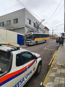APAE e empresa de transporte escolar se manifestam após acidente em Botucatu