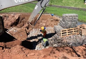 Prefeitura mantém obras de drenagem em diferentes regiões de Botucatu e avança com intervenções na Rua Independência